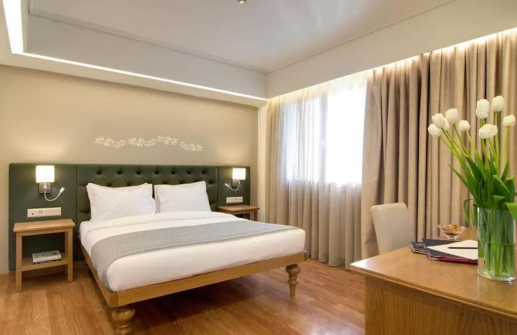 Titania Hotel — TITANIA