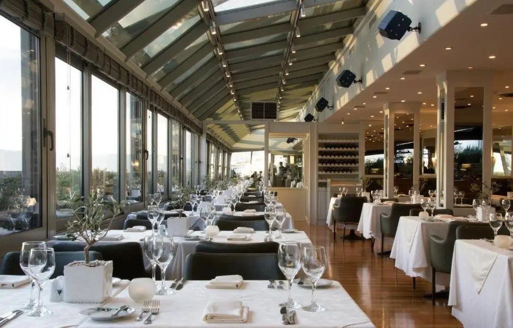 Titania Hotel — TITANIA