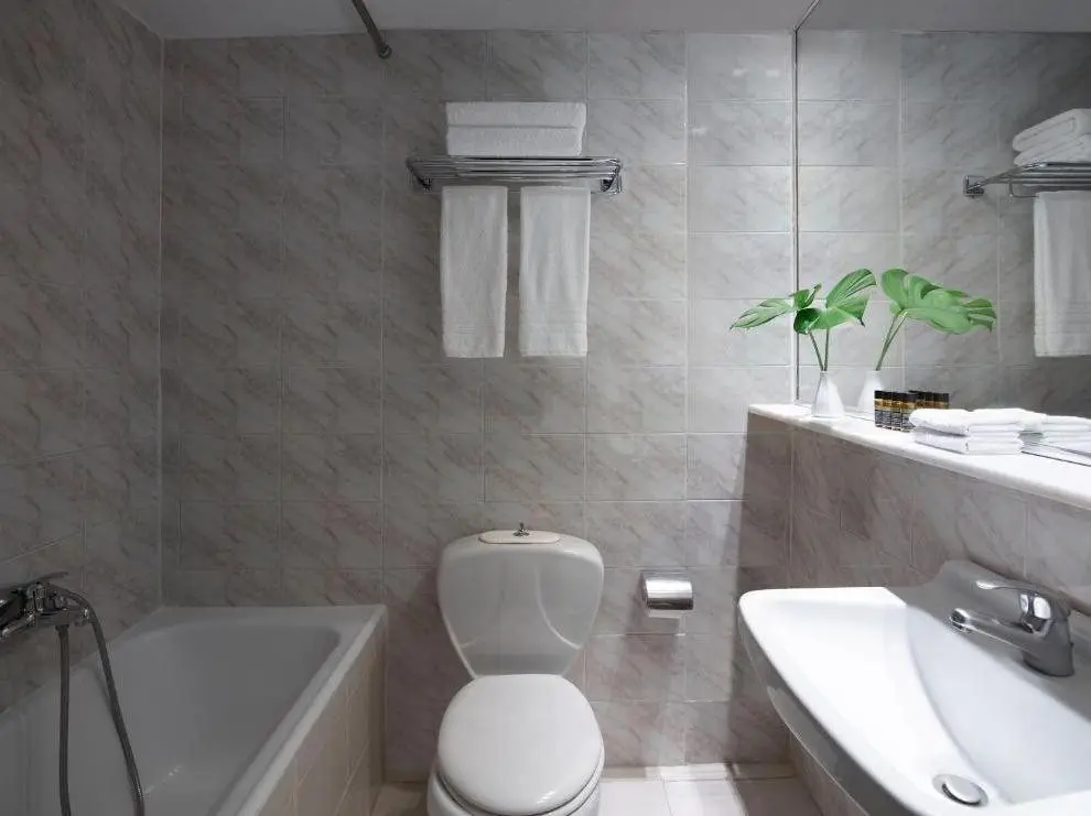 Titania Hotel — TITANIA