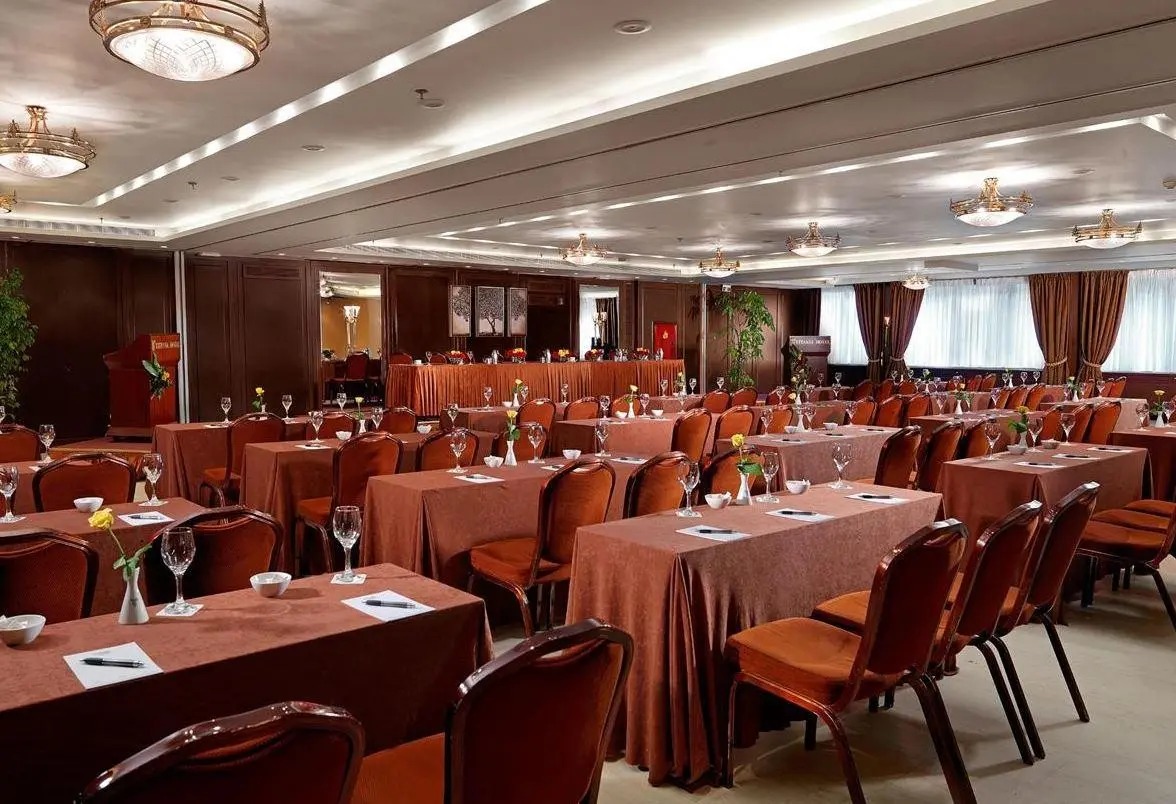 Titania Hotel — TITANIA