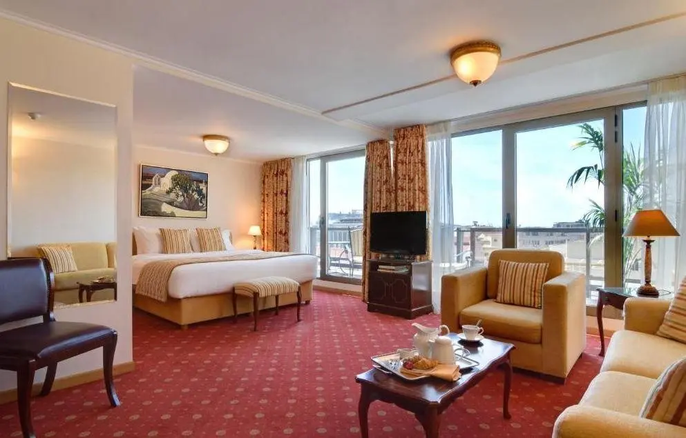 Titania Hotel — TITANIA