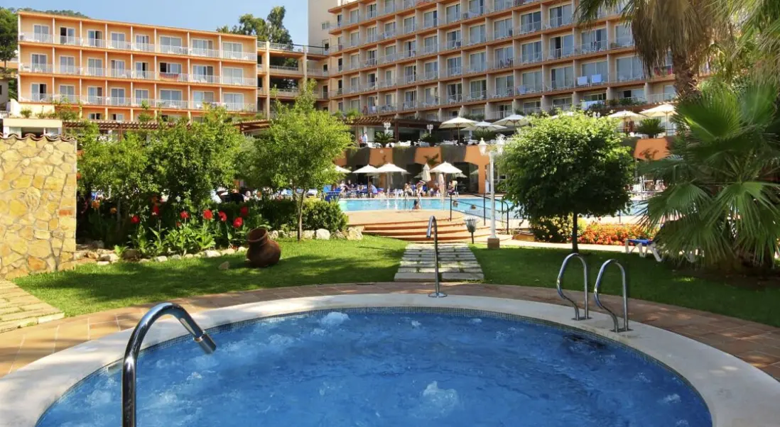 Basen w hotelu Valentin Grand Park Suite Hotel