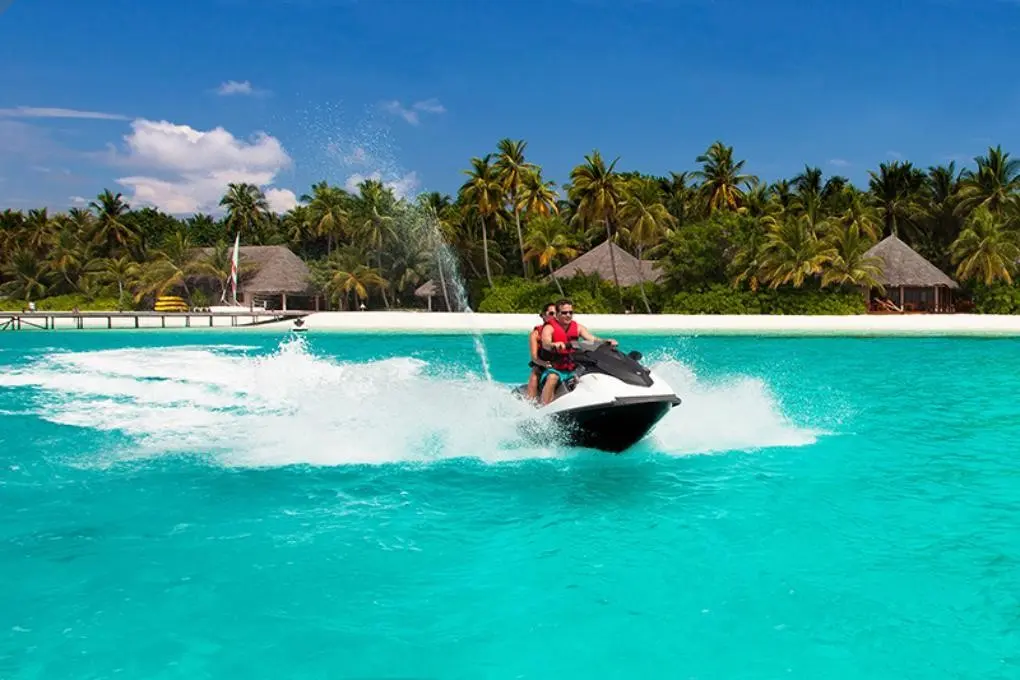 Basen w hotelu Veligandu Island Resort & Spa