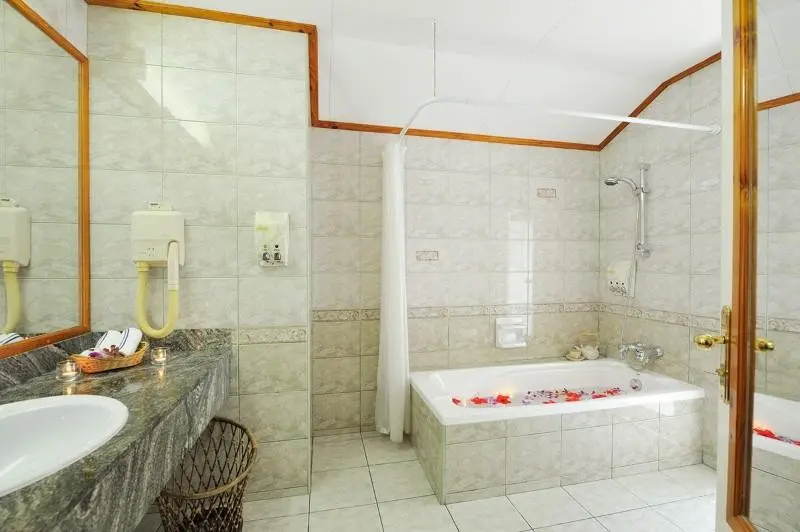 Łazienka w pokoju hotelu Villa Park [ex. Sun Island]