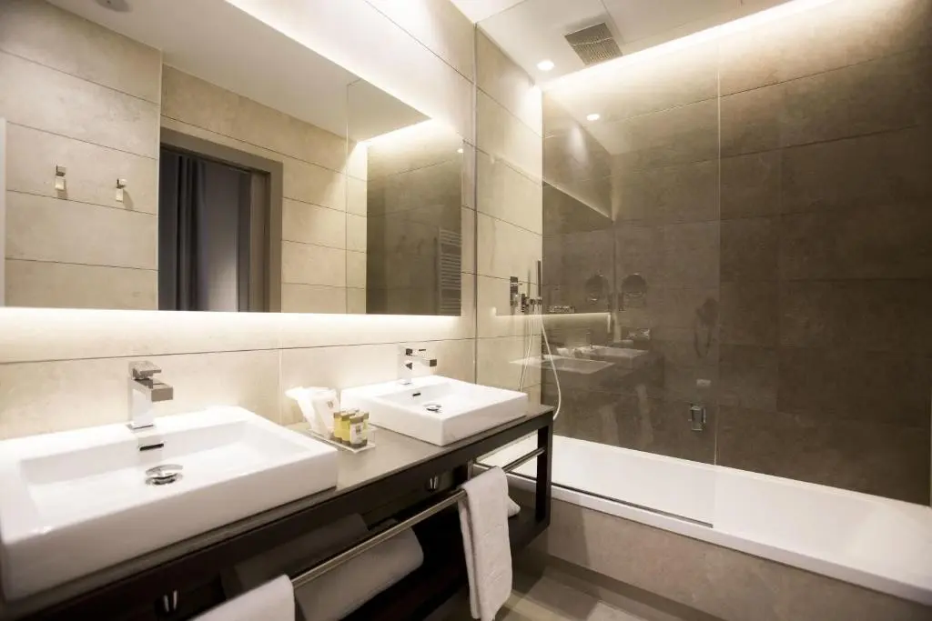 Łazienka w pokoju hotelu Vincci Mercat