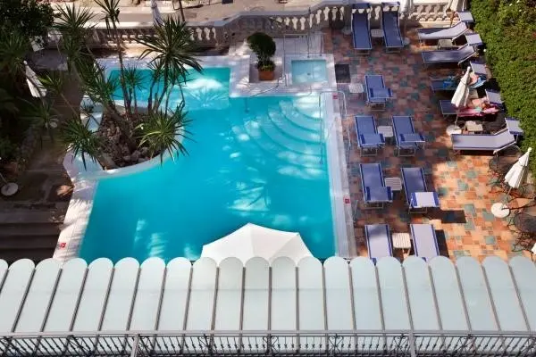 Basen w hotelu Zi’Teresa