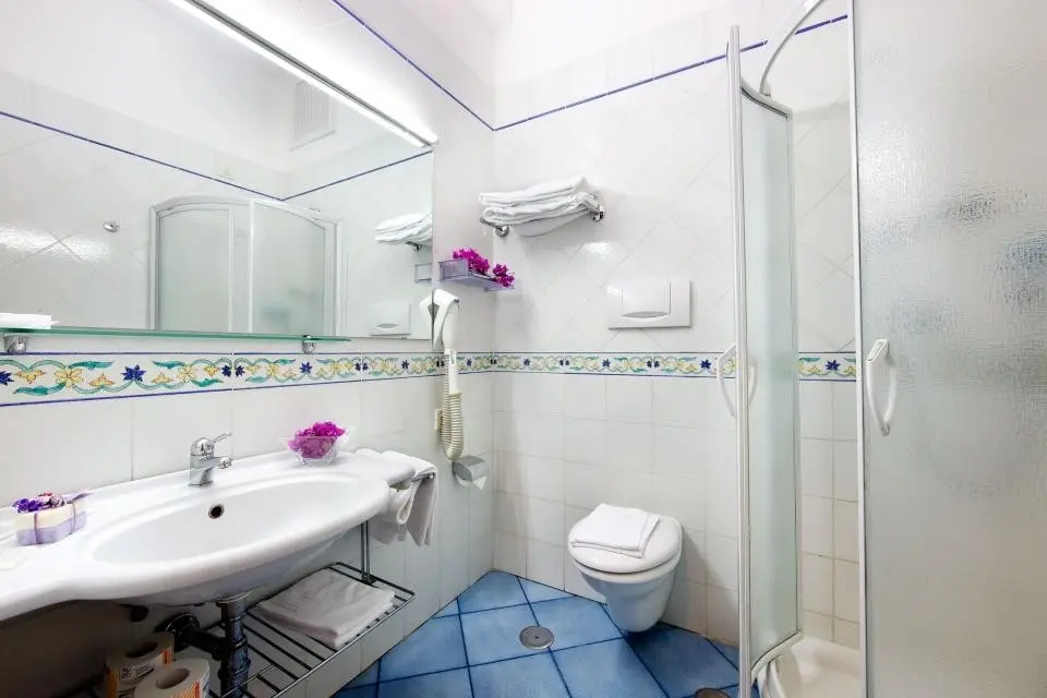 Łazienka w pokoju hotelu Zi’Teresa