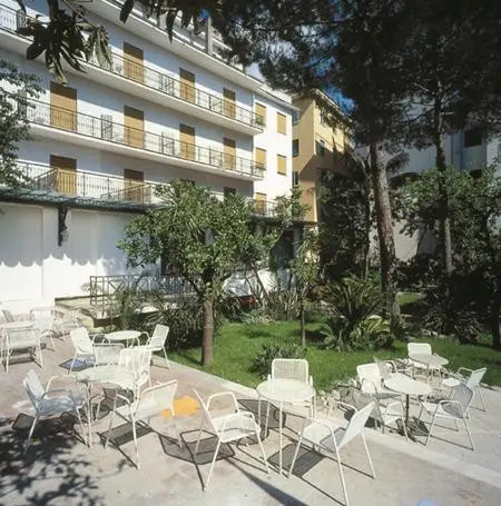 Basen w hotelu Zi’Teresa