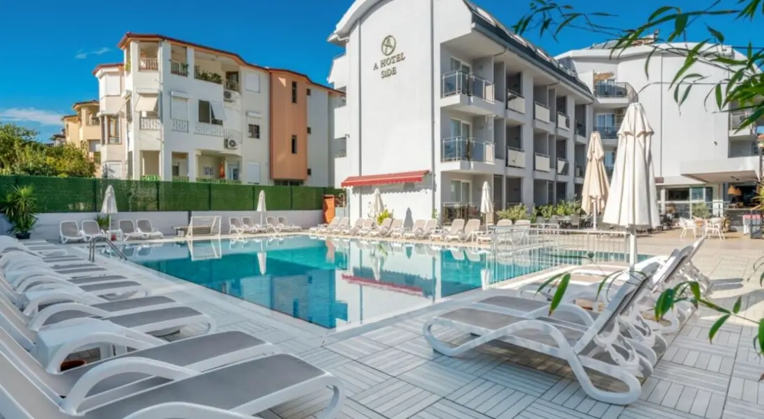 Basen w hotelu A Hotel Side