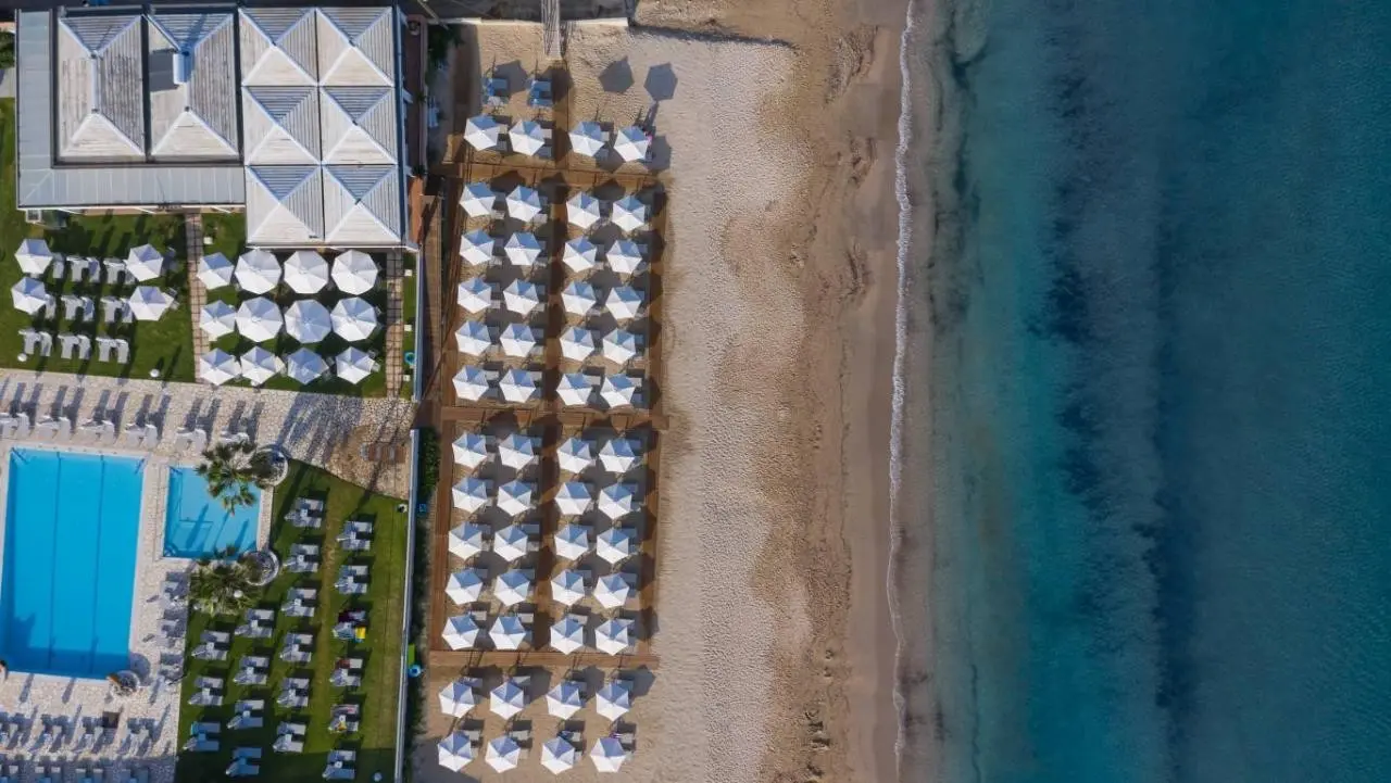 Plaża przy hotelu Acharavi Beach Resort
