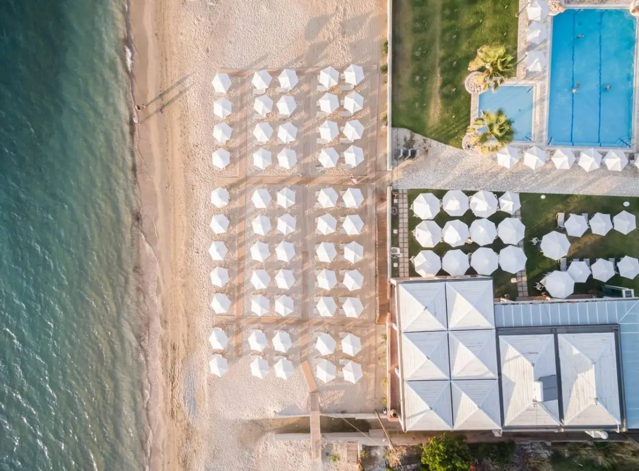 Plaża przy hotelu Acharavi Beach Resort