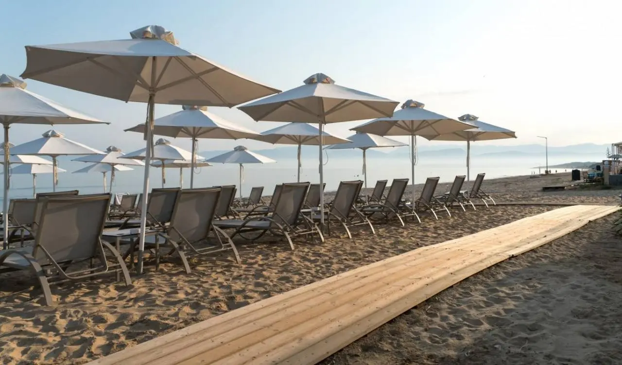 Plaża przy hotelu Acharavi Beach Resort