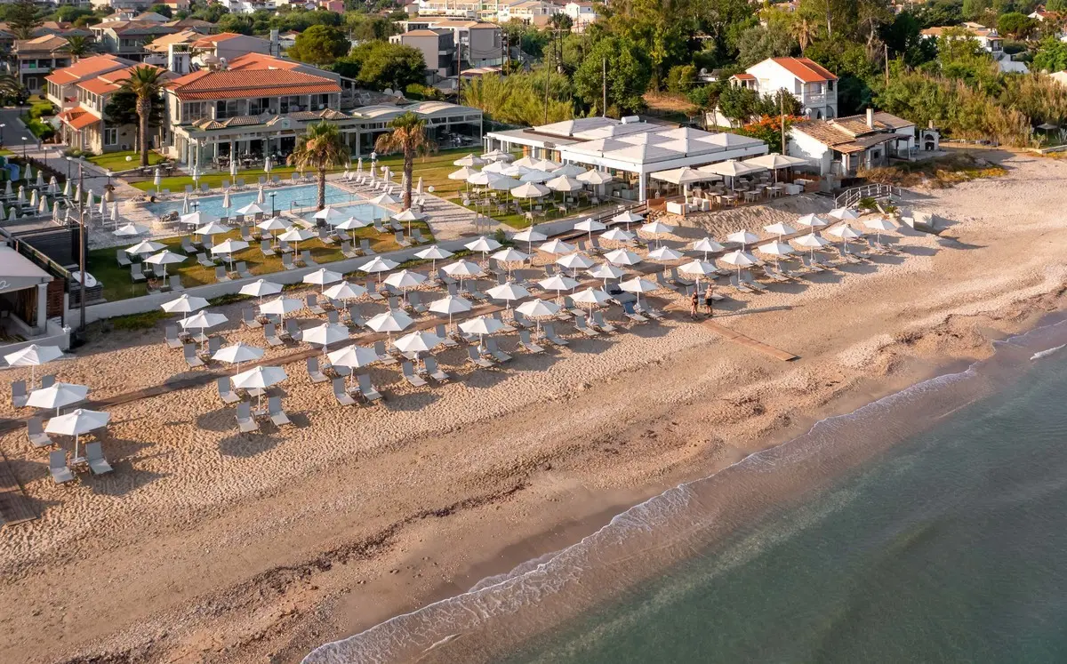 Plaża przy hotelu Acharavi Beach Resort