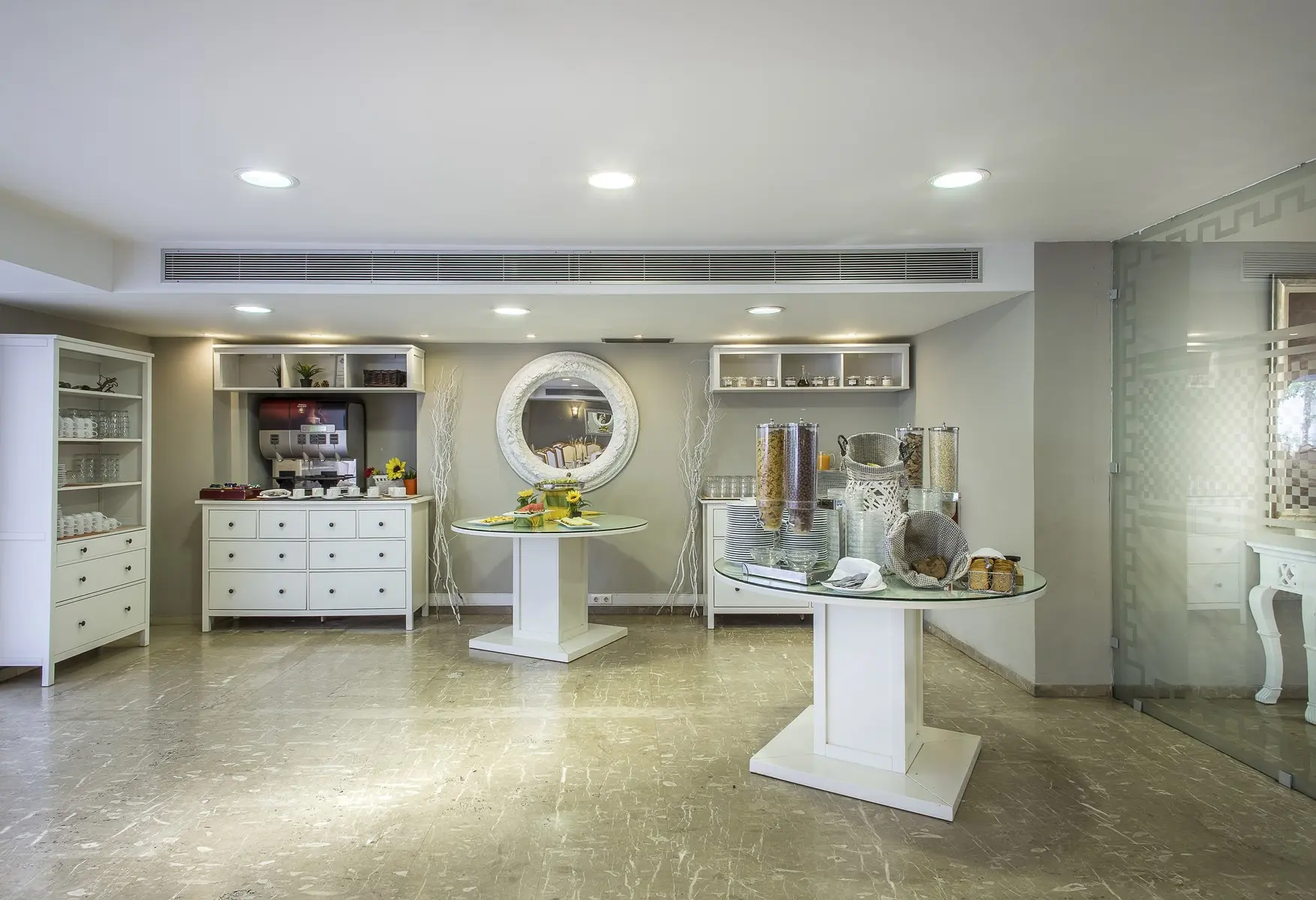 Restauracja i jedzenie w hotelu Airotel Parthenon