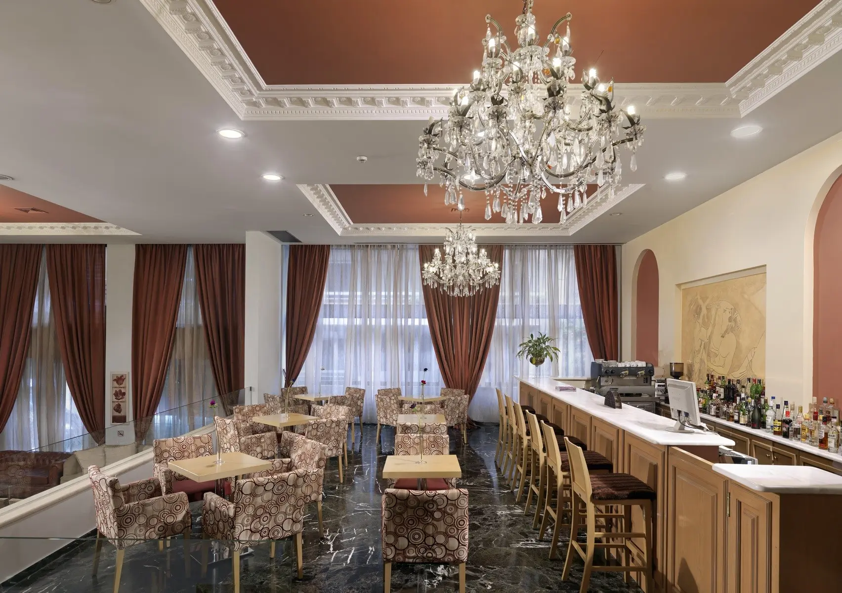Restauracja i jedzenie w hotelu Airotel Parthenon