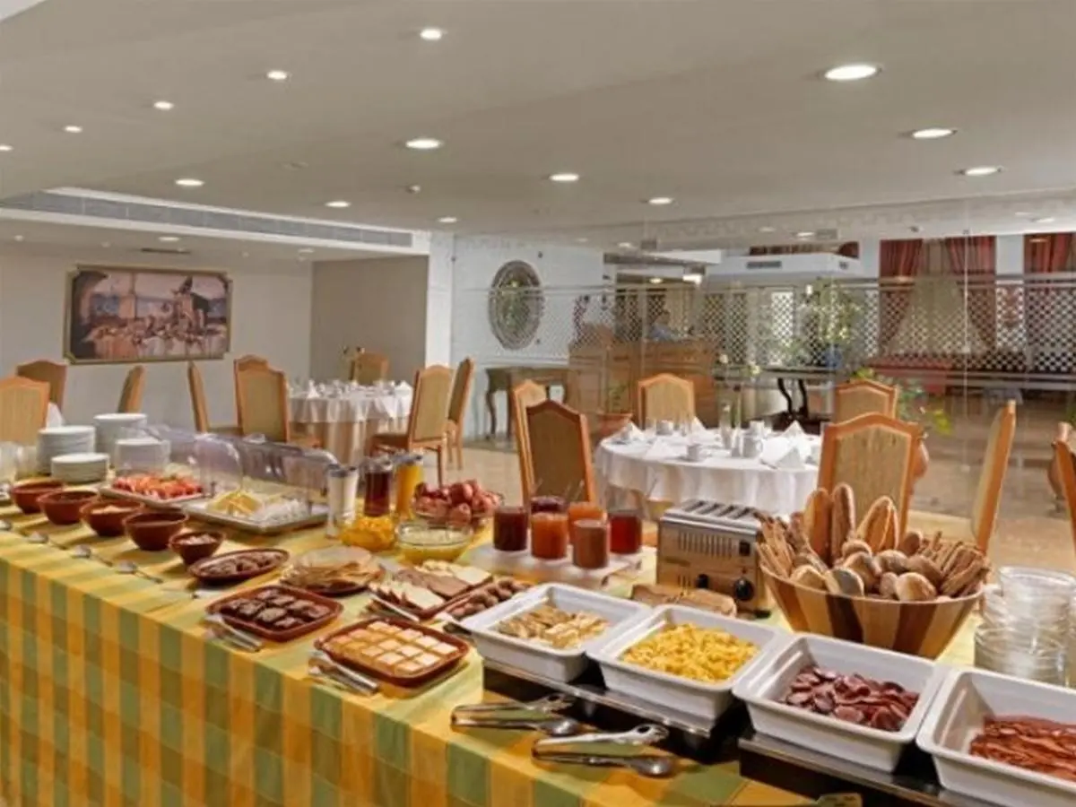 Restauracja i jedzenie w hotelu Airotel Parthenon