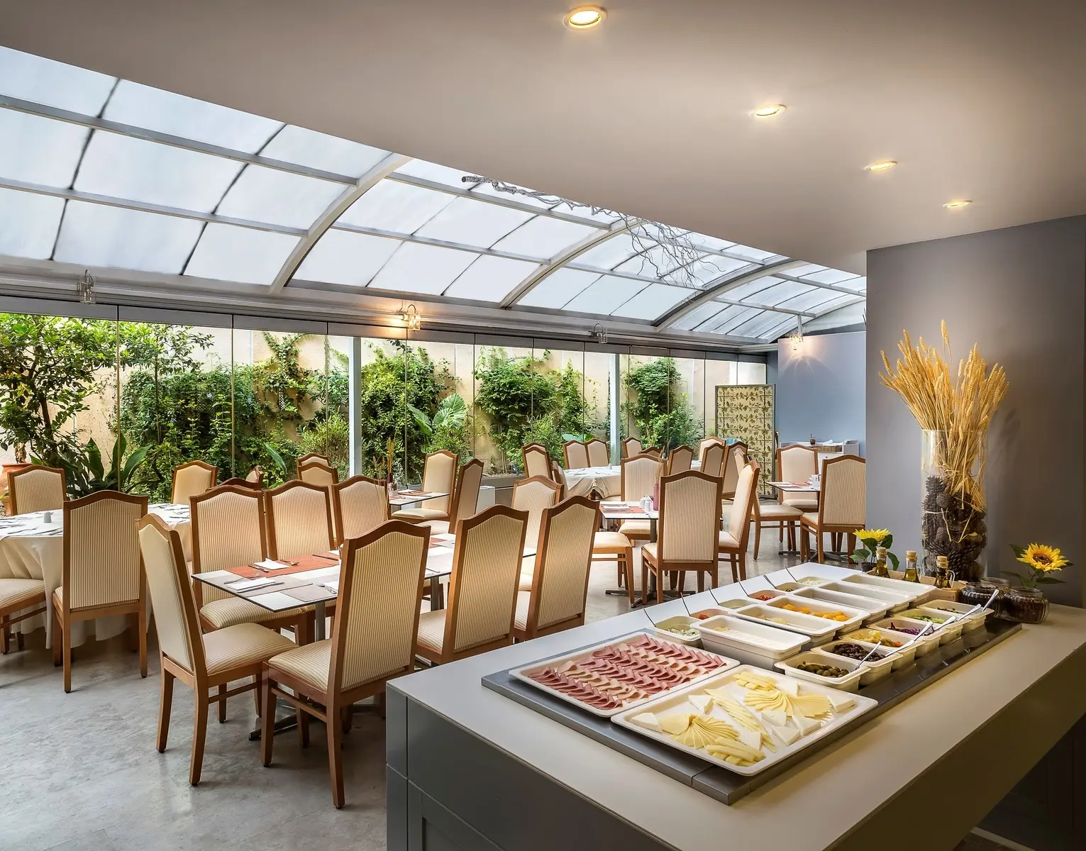 Restauracja i jedzenie w hotelu Airotel Parthenon