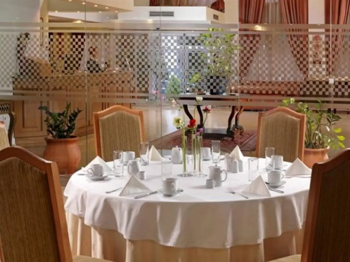 Restauracja i jedzenie w hotelu Airotel Parthenon