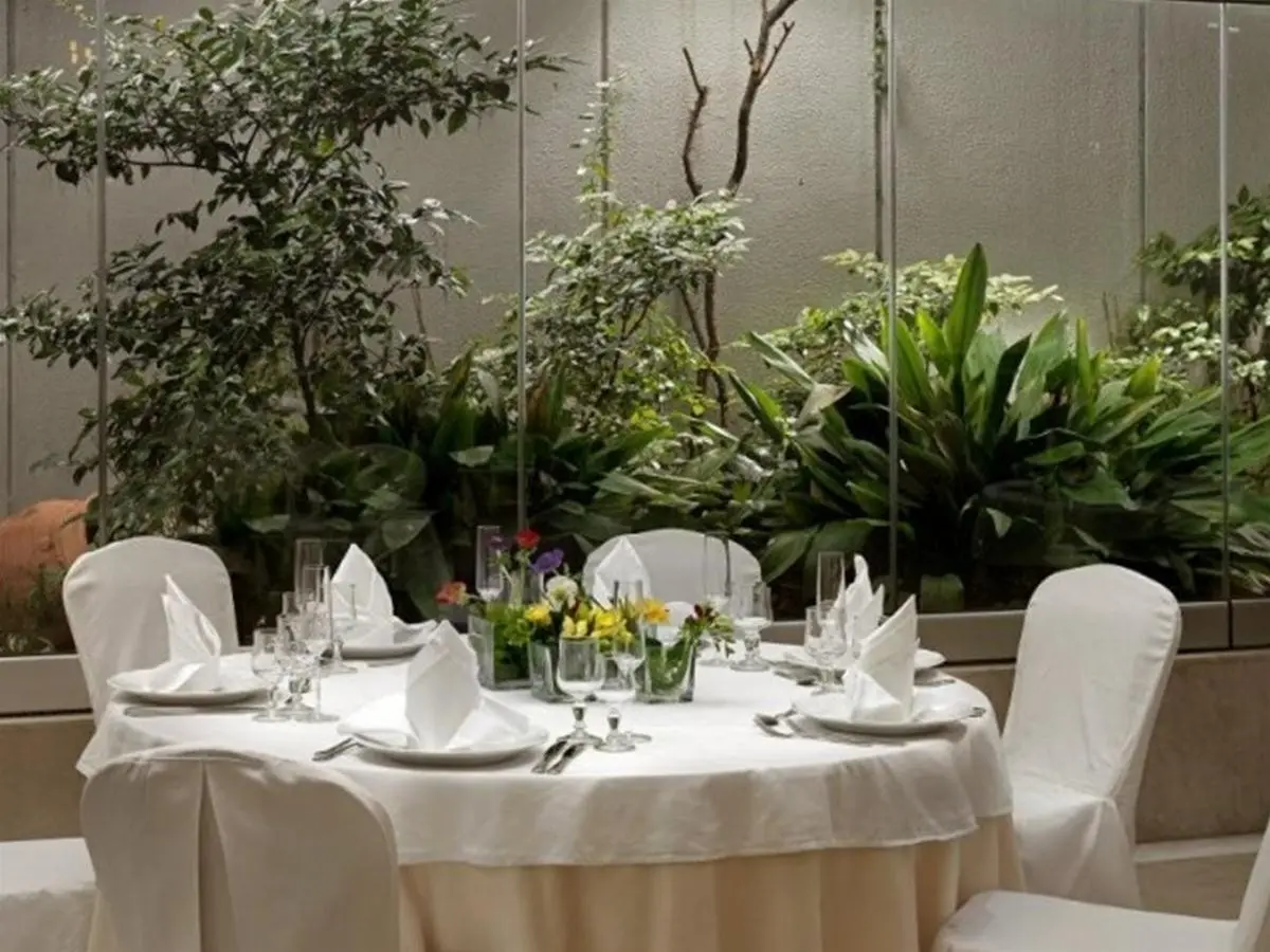 Restauracja i jedzenie w hotelu Airotel Parthenon