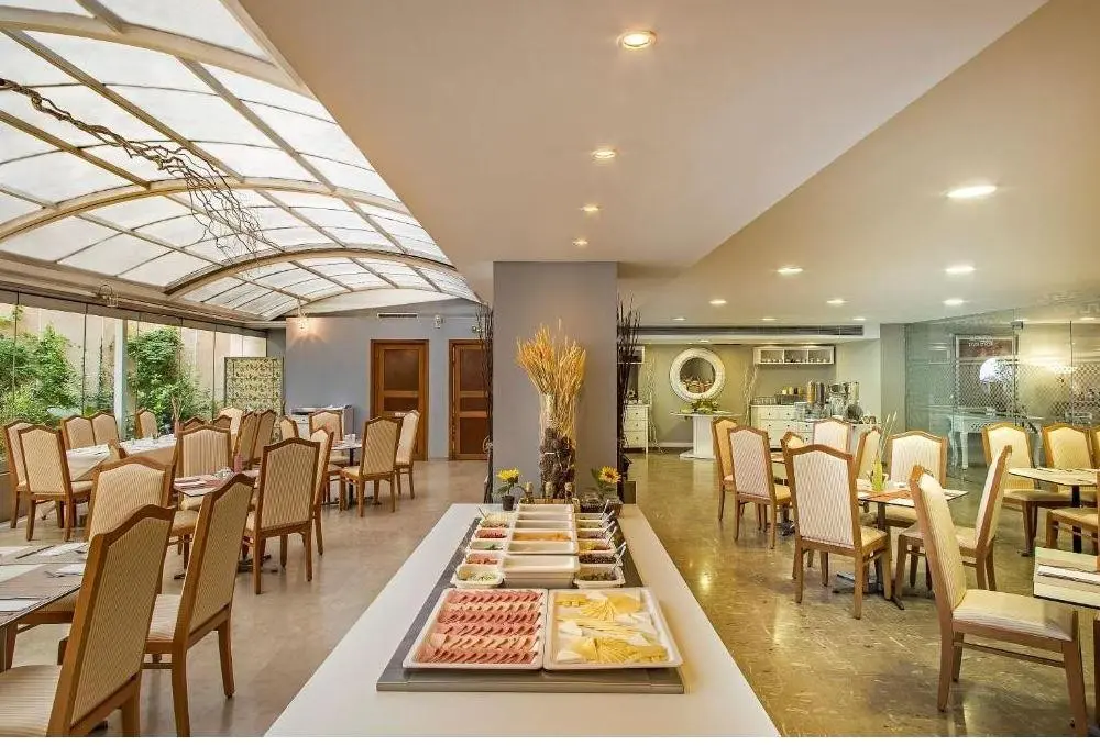 Restauracja i jedzenie w hotelu Airotel Parthenon