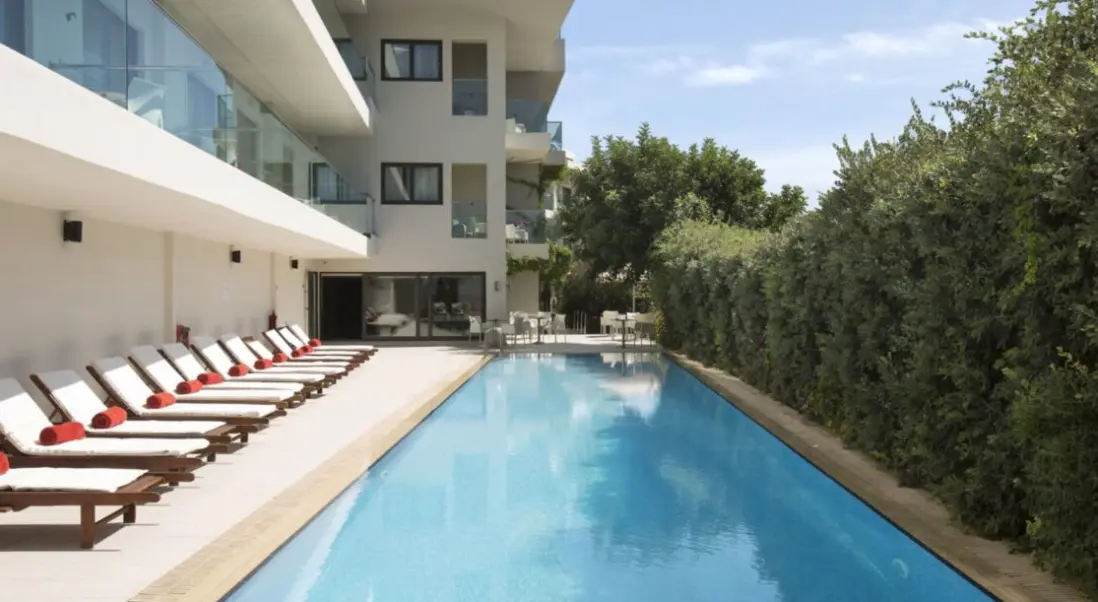 Basen w hotelu Almyrida Residence Boutique