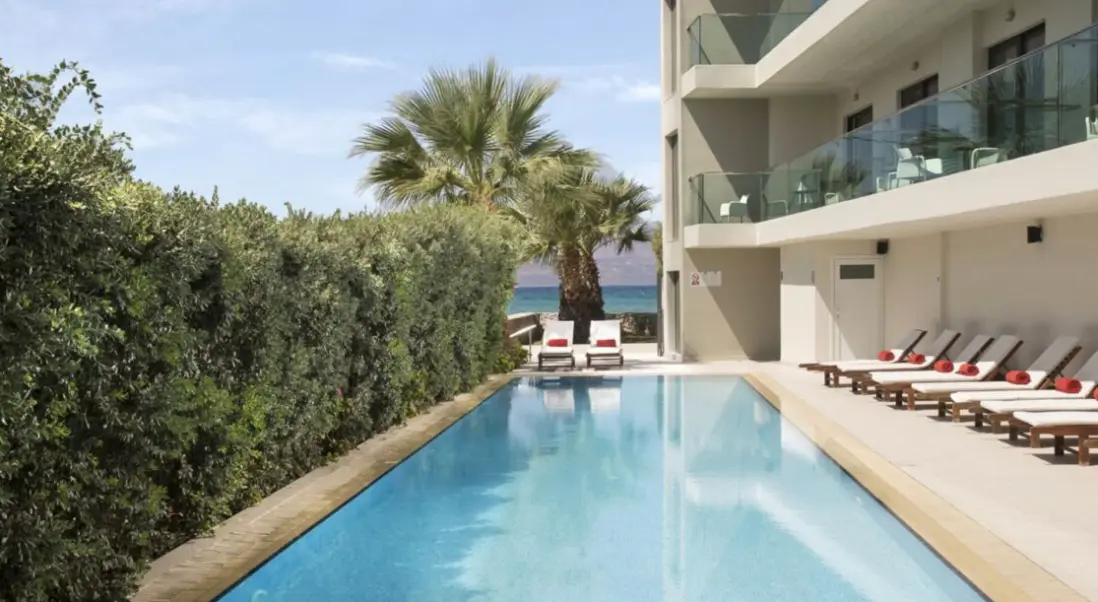 Basen w hotelu Almyrida Residence Boutique