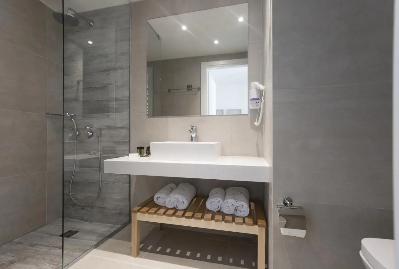 Łazienka w pokoju hotelu Aloe Boutique & Suites