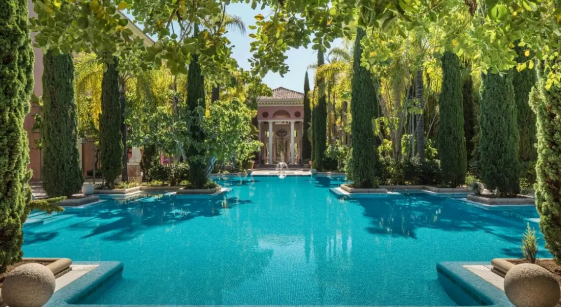 Basen w hotelu Anantara Villa Padierna Palace