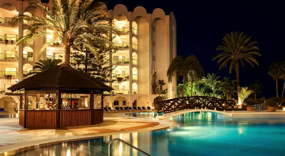 Basen w hotelu Aparthotel Marinas de Nerja