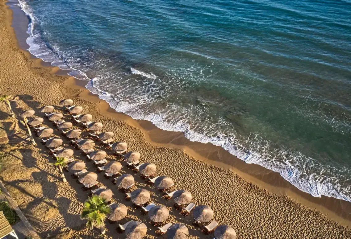 Plaża przy hotelu Atlantica Kalliston Resort