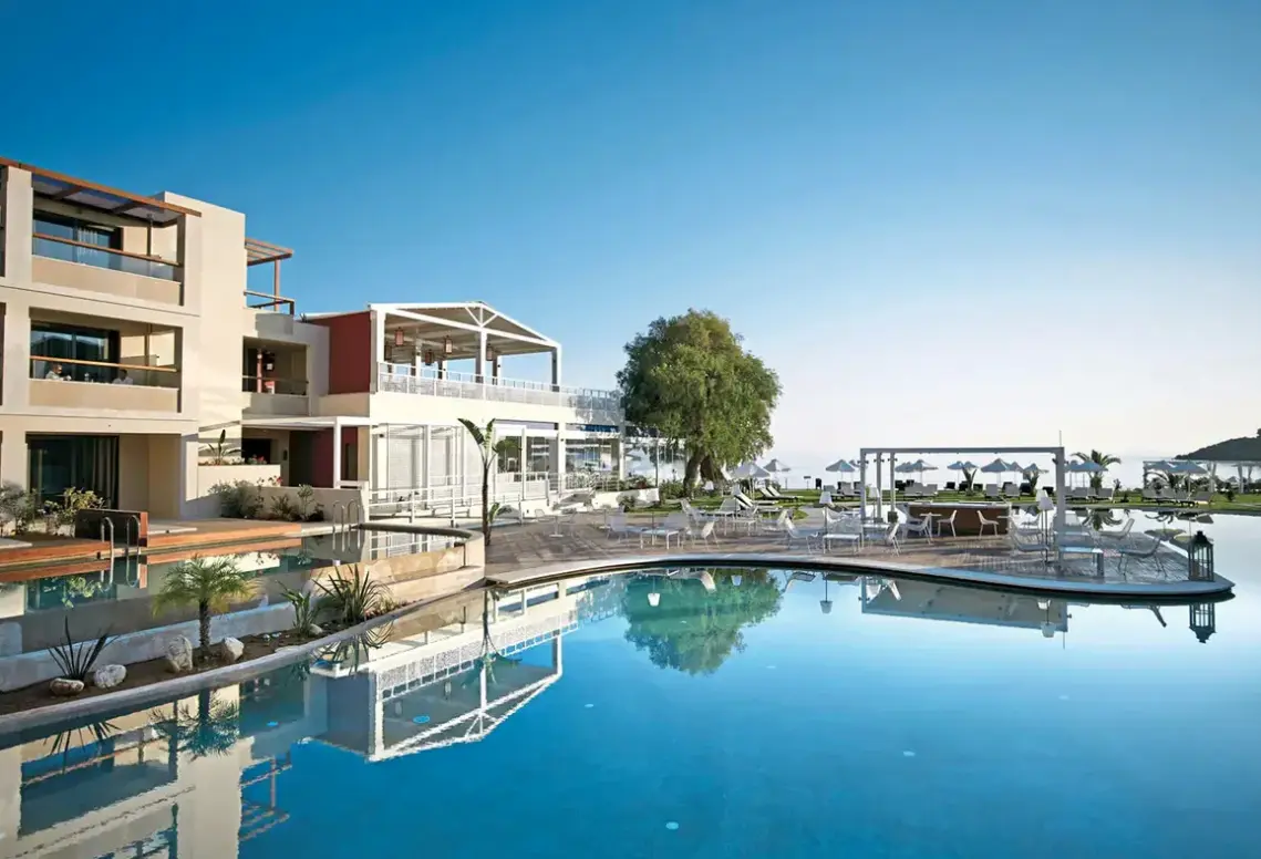 Basen w hotelu Atlantica Kalliston Resort