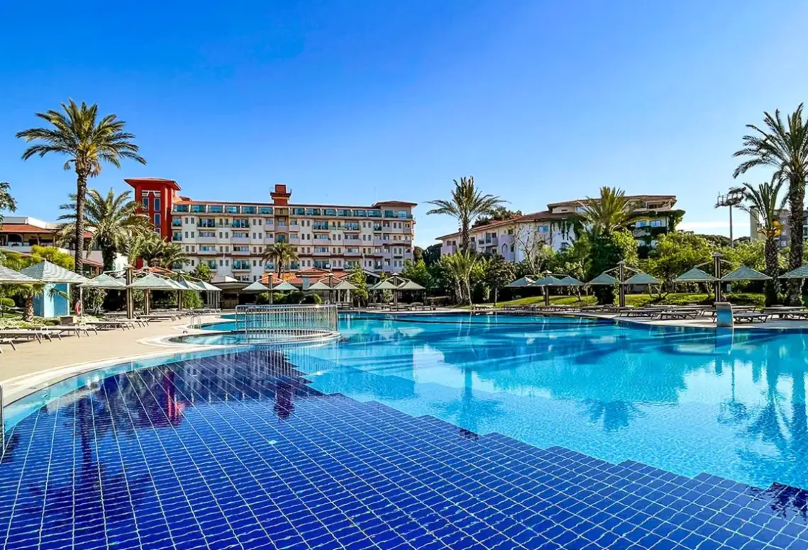 Basen w hotelu Belconti Resort Hotel