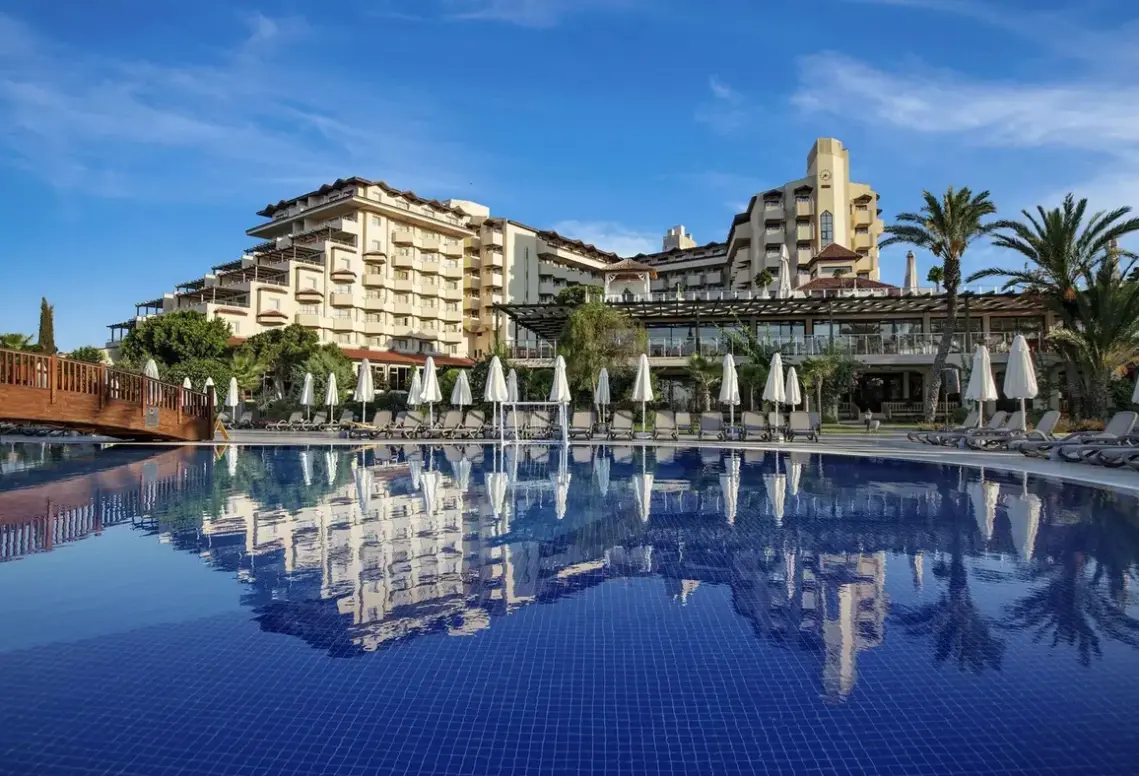 Basen w hotelu Bellis Deluxe Hotel