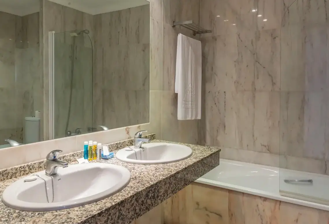 Łazienka w pokoju hotelu Bluesea Al Andalus