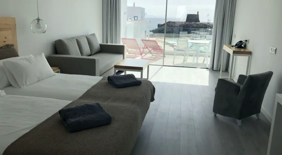 Pokój w hotelu CalaLanzarote Suites Hotel