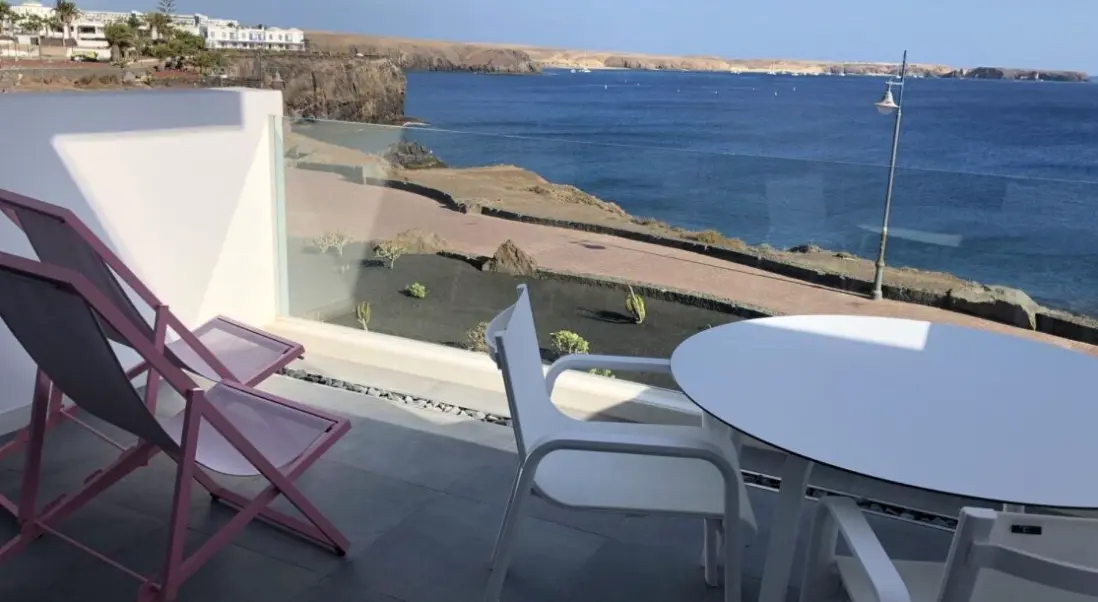 Plaża przy hotelu CalaLanzarote Suites Hotel