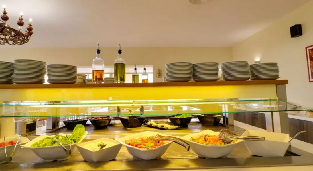 Restauracja i jedzenie w hotelu Calamos Beach Family Club Hotel