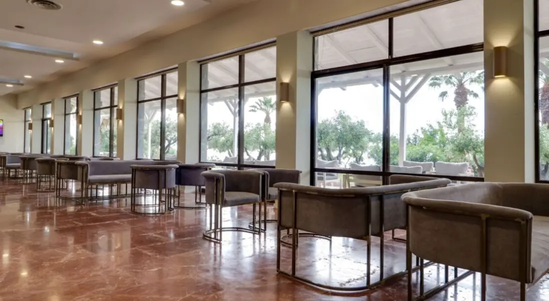 Lobby hotelu Calamos Beach Family Club Hotel