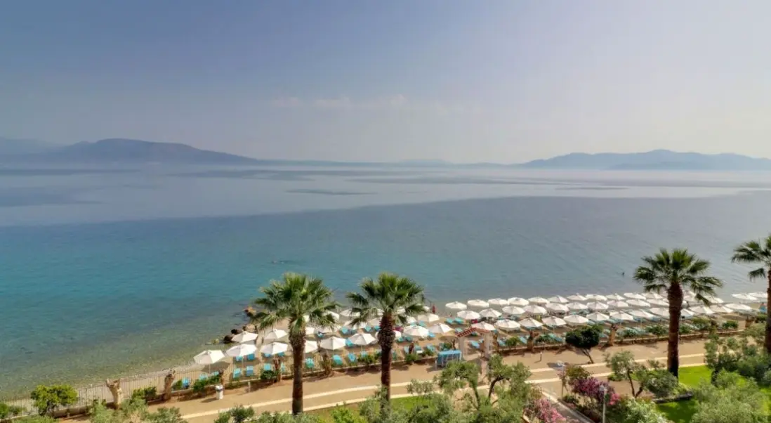 Plaża przy hotelu Calamos Beach Family Club Hotel