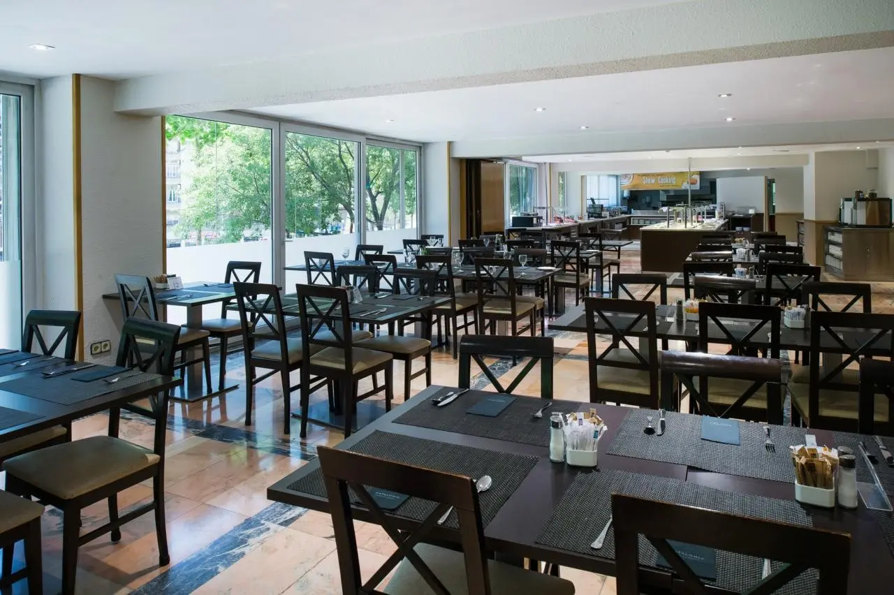 Restauracja i jedzenie w hotelu Catalonia Atenas