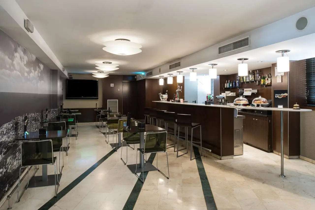 Restauracja i jedzenie w hotelu Catalonia Atenas
