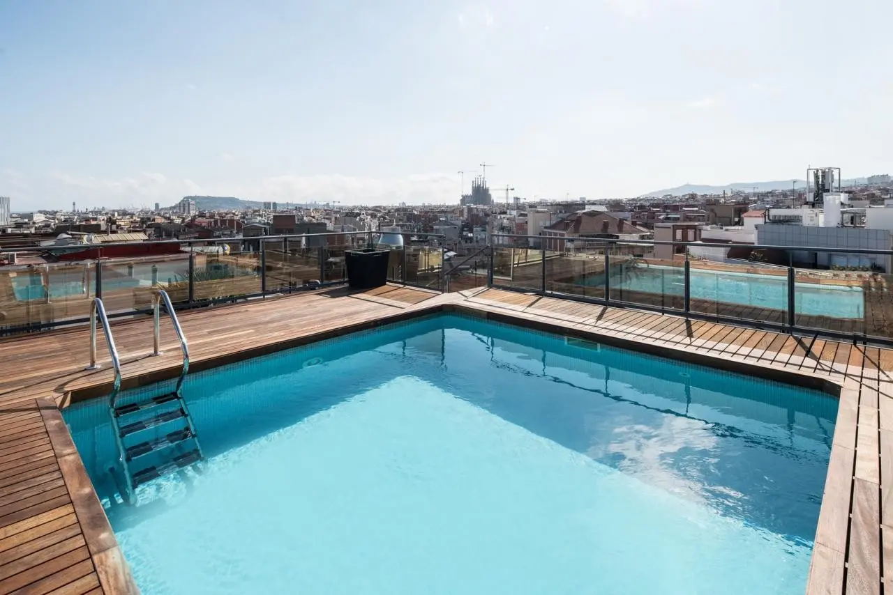 Basen w hotelu Catalonia Atenas