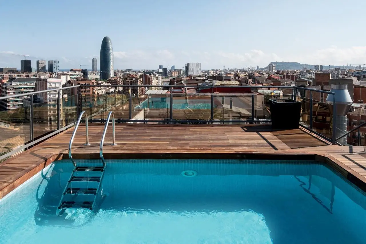 Basen w hotelu Catalonia Atenas