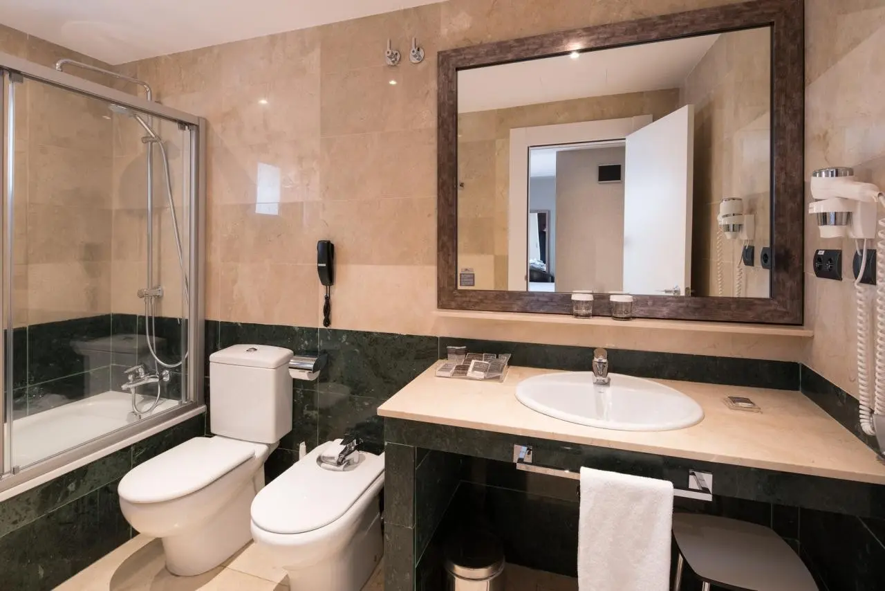Łazienka w pokoju hotelu Catalonia Born