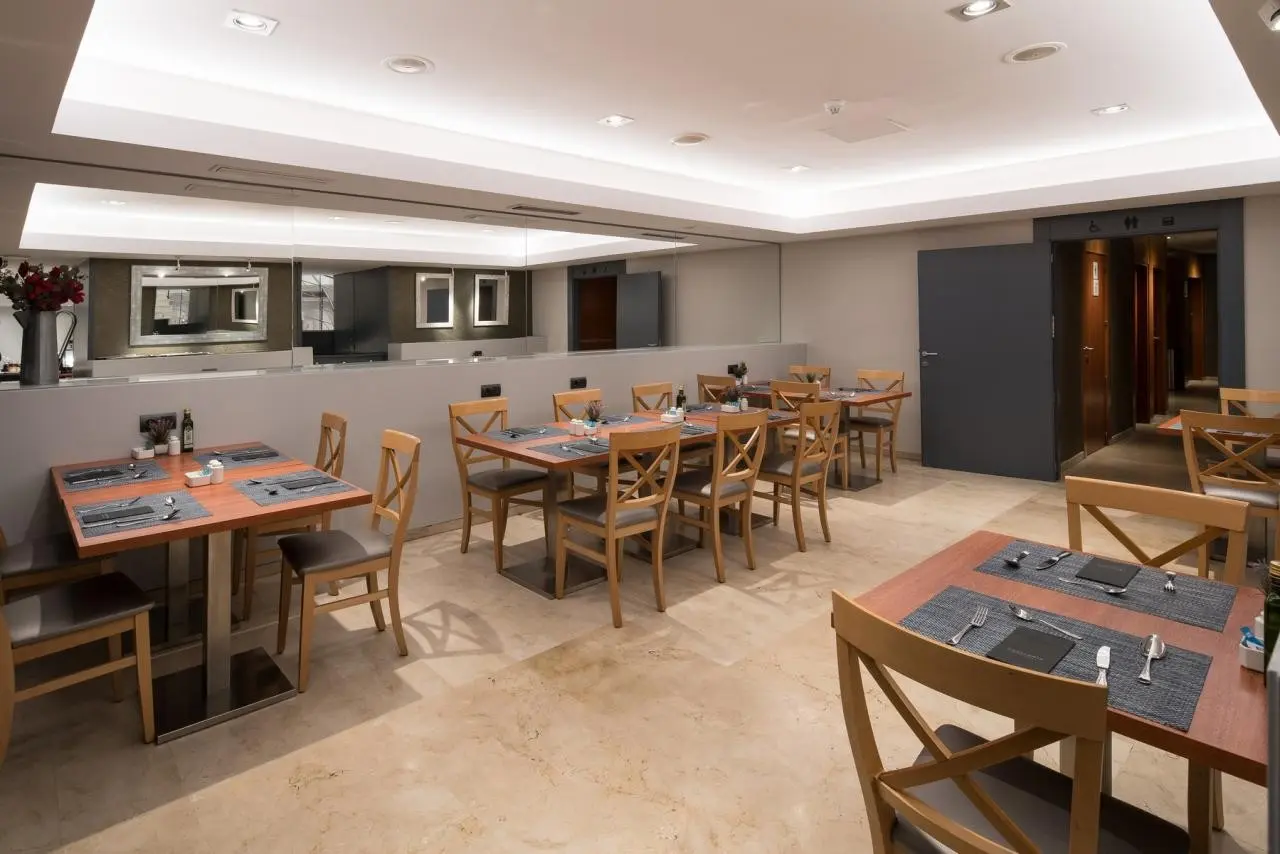 Restauracja i jedzenie w hotelu Catalonia Born