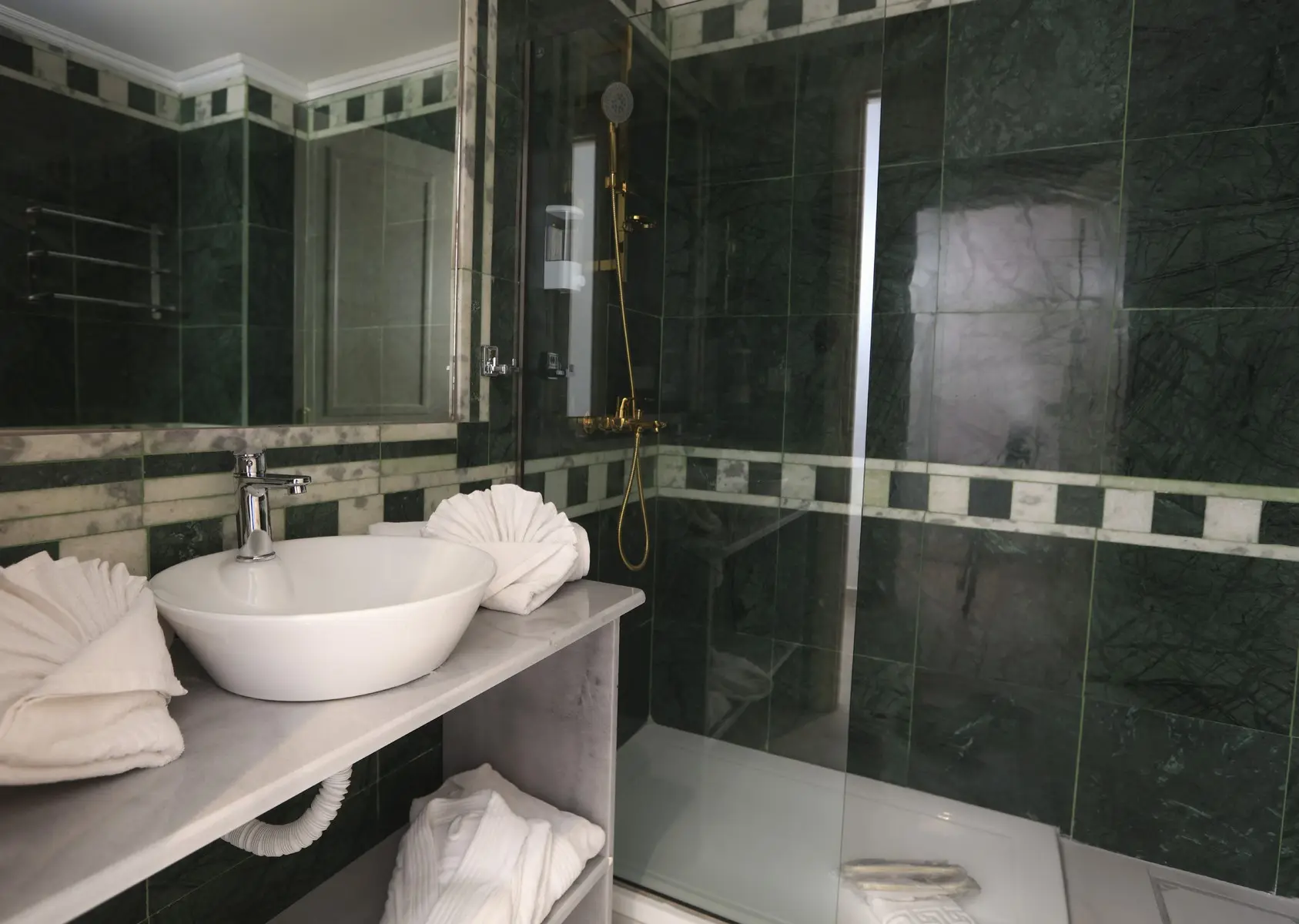 Łazienka w pokoju hotelu Cavomarina Beach