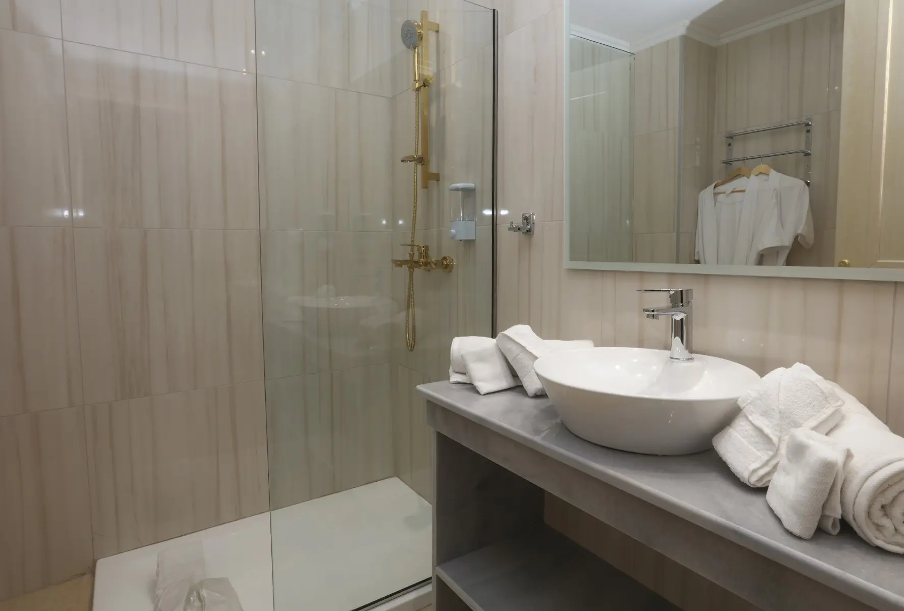 Łazienka w pokoju hotelu Cavomarina Beach