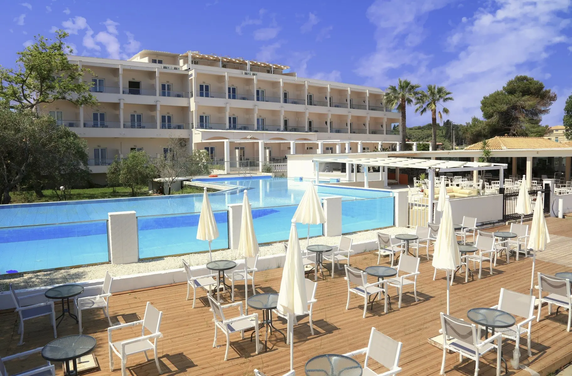 Basen w hotelu Cavomarina Beach