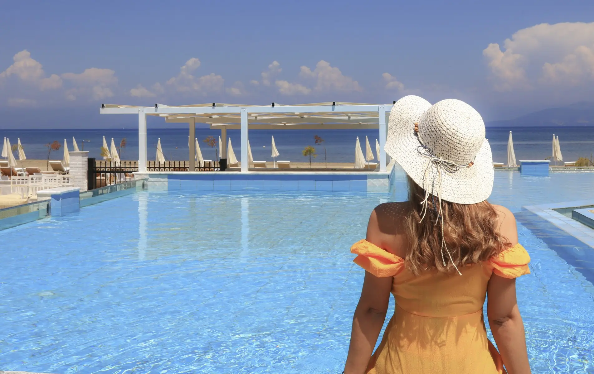 Basen w hotelu Cavomarina Beach