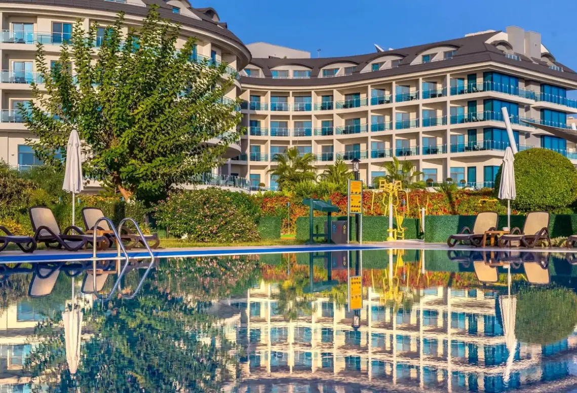 Basen w hotelu Commodore Elite Suites Spa